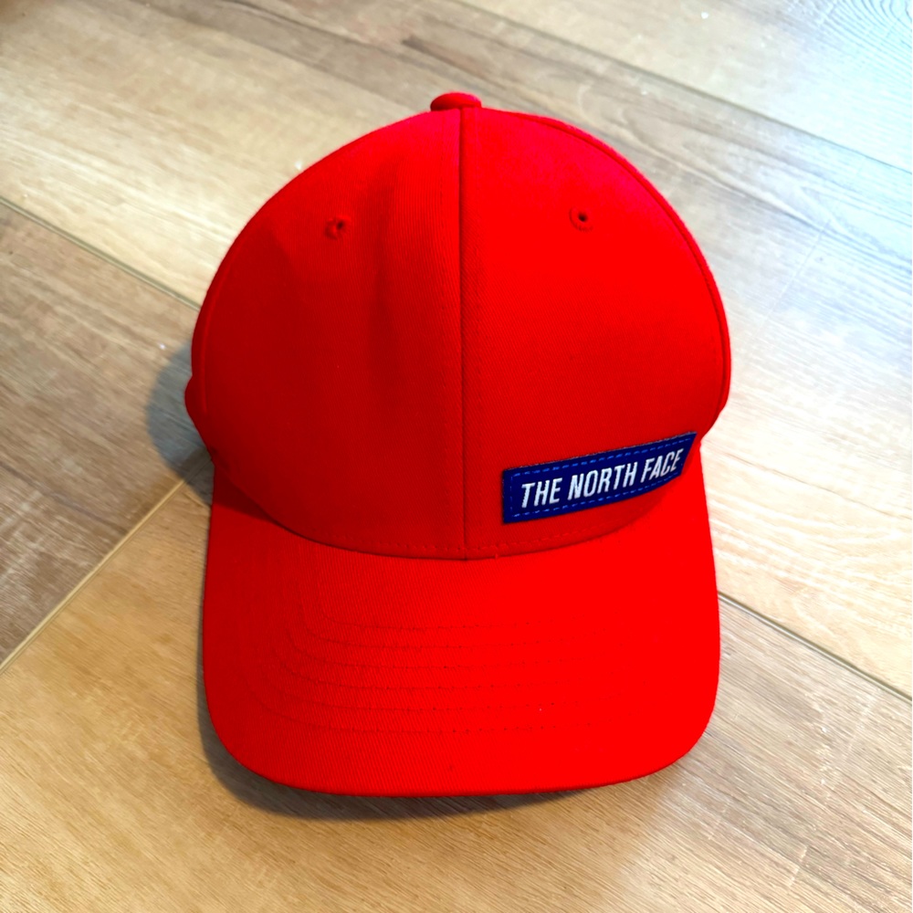 Men’s size small-medium The North Face flex fit hat. NWOT. Sharp red color.